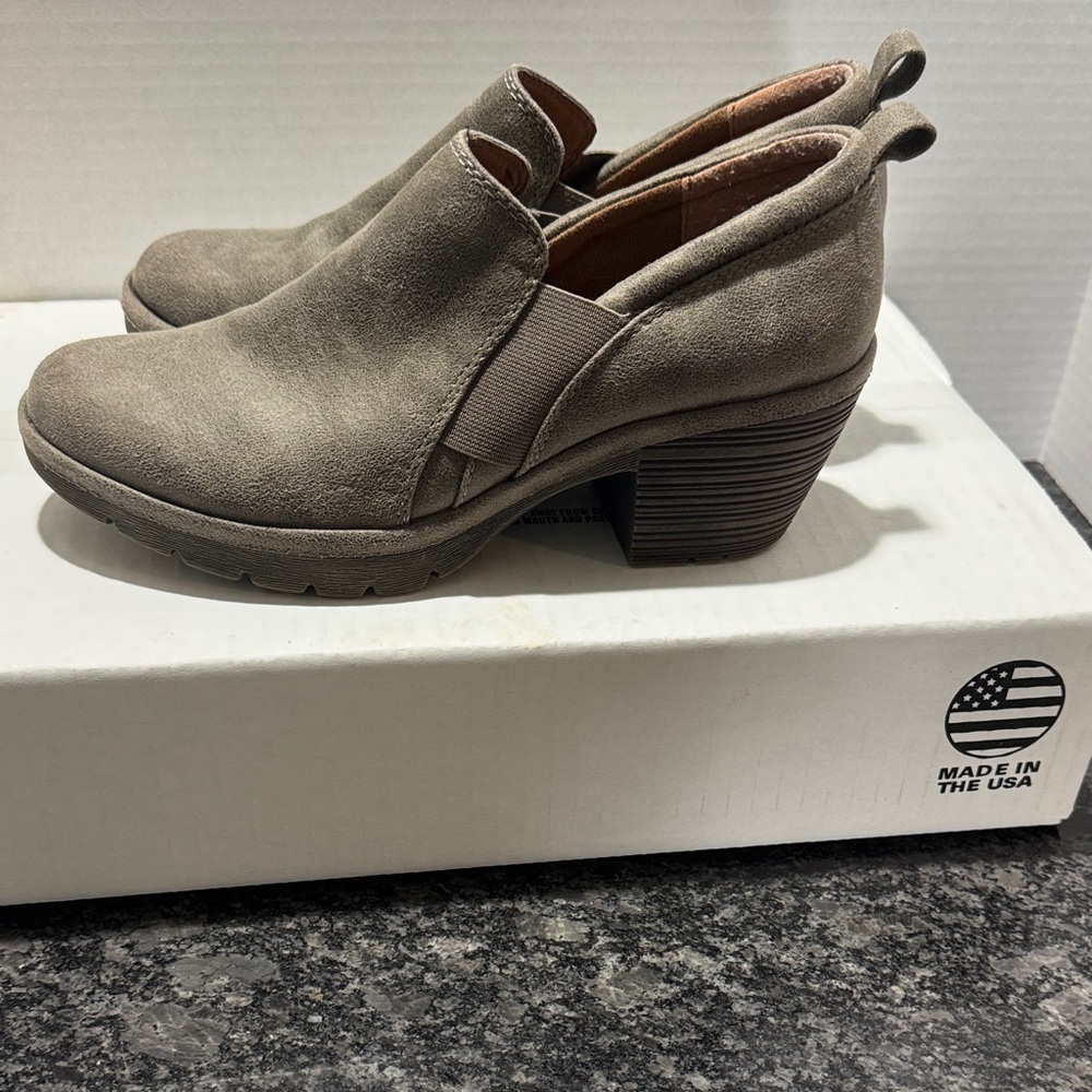 Stylish Women's Gray Mules‎